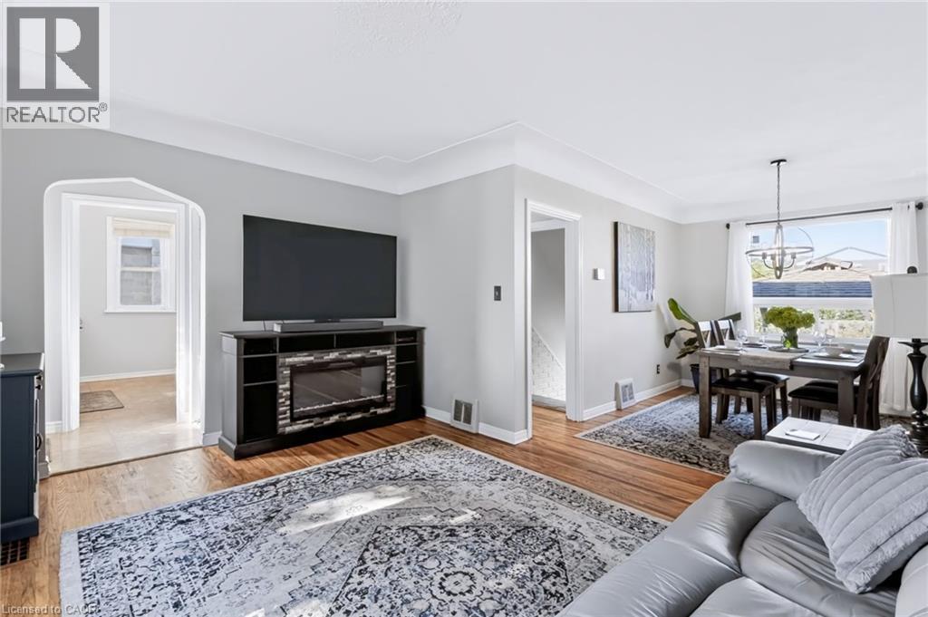 164 Charlotte Street, Hamilton, ON - Indoor Photo Showing Living Room