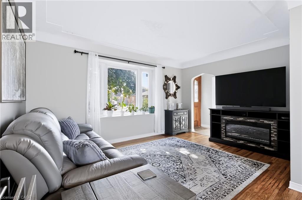 164 Charlotte Street, Hamilton, ON - Indoor Photo Showing Living Room