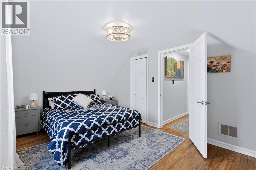 164 Charlotte Street, Hamilton, ON - Indoor Photo Showing Bedroom
