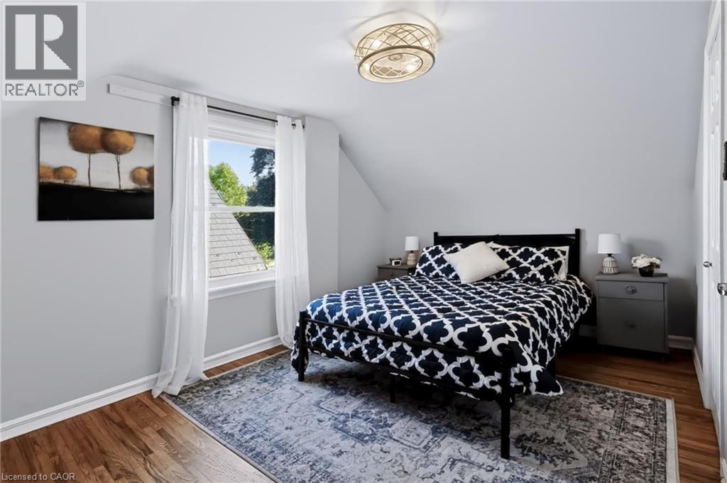164 Charlotte Street, Hamilton, ON - Indoor Photo Showing Bedroom