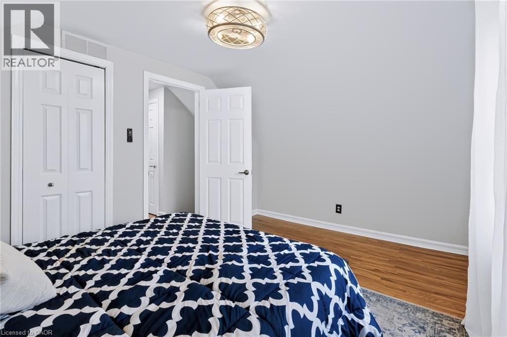 164 Charlotte Street, Hamilton, ON - Indoor Photo Showing Bedroom