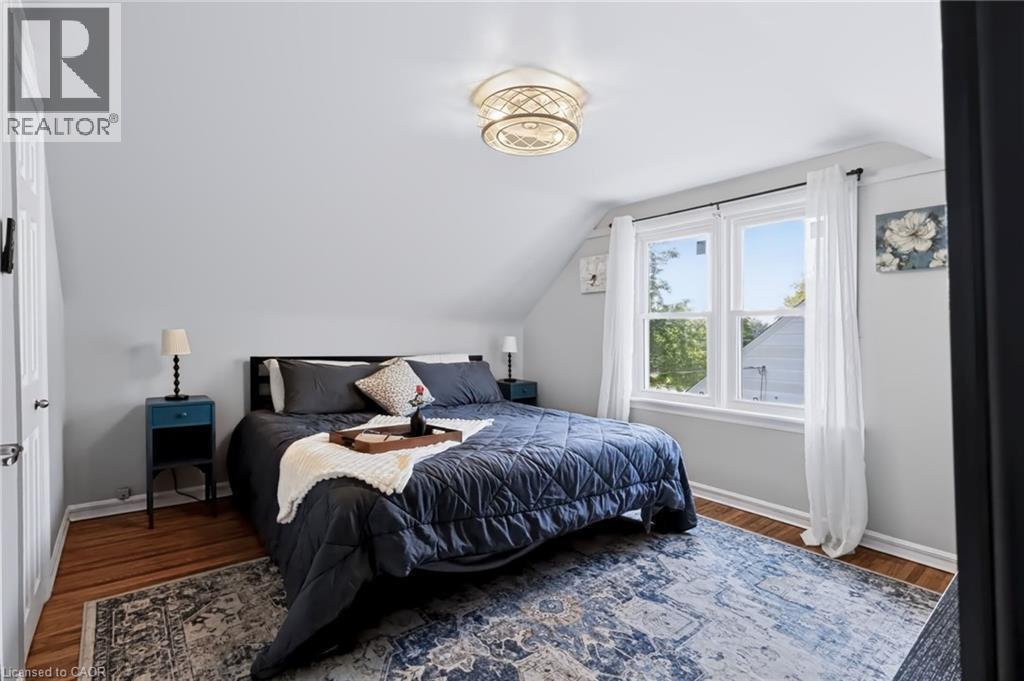 164 Charlotte Street, Hamilton, ON - Indoor Photo Showing Bedroom