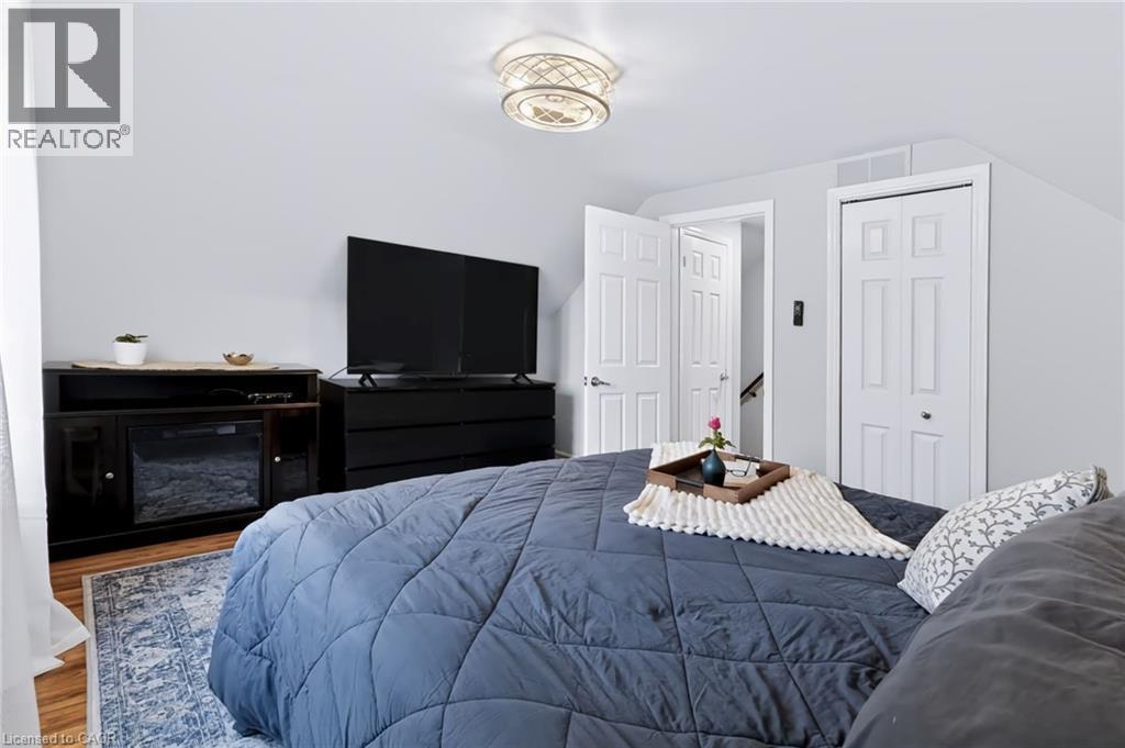 164 Charlotte Street, Hamilton, ON - Indoor Photo Showing Bedroom