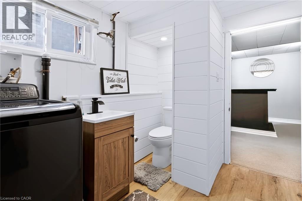 164 Charlotte Street, Hamilton, ON - Indoor Photo Showing Bathroom