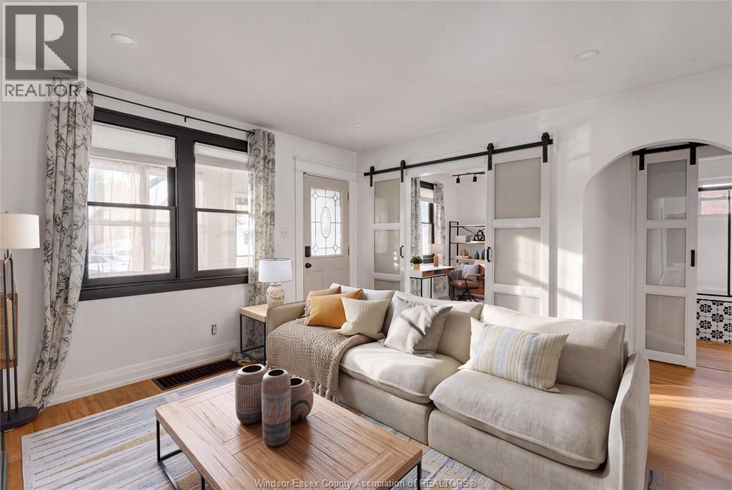 2329 Meighen Road, Windsor, ON - Indoor Photo Showing Living Room