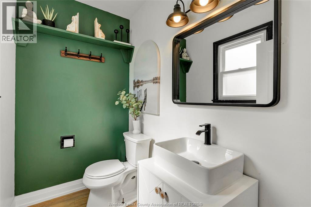 2329 Meighen Road, Windsor, ON - Indoor Photo Showing Bathroom