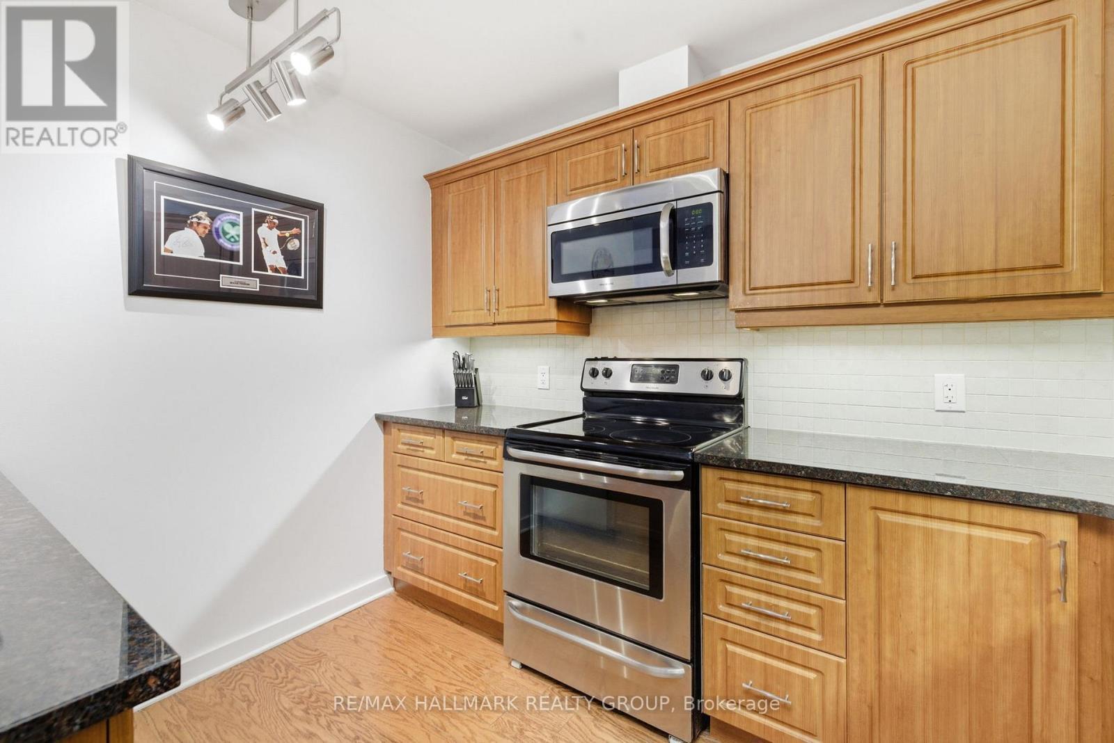 206 - 310 Centrum Boulevard, Ottawa, ON - Indoor Photo Showing Kitchen