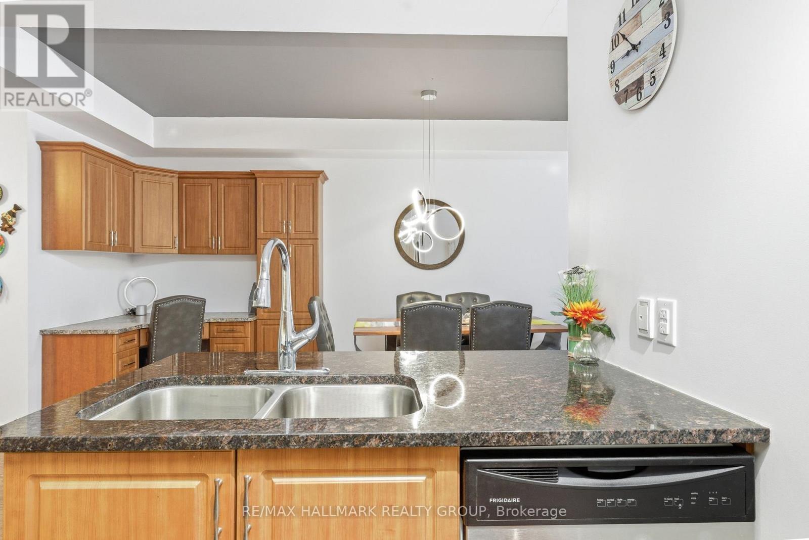 206 - 310 Centrum Boulevard, Ottawa, ON - Indoor Photo Showing Kitchen With Double Sink
