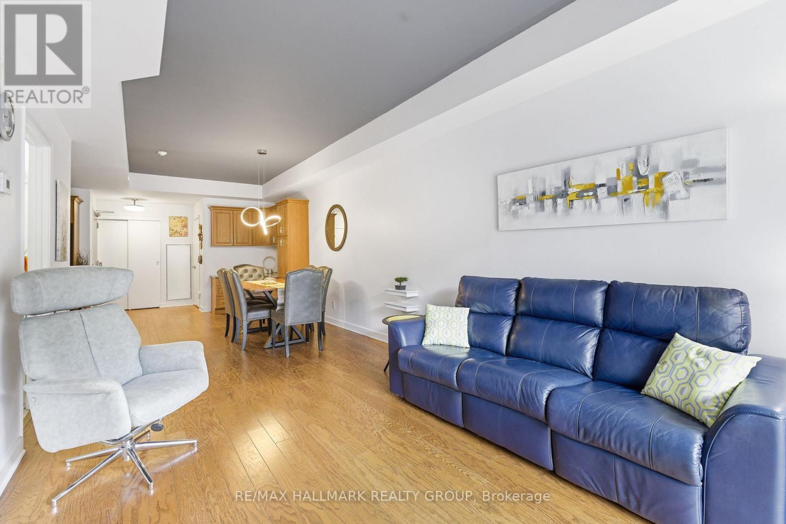 206 - 310 Centrum Boulevard, Ottawa, ON - Indoor Photo Showing Living Room