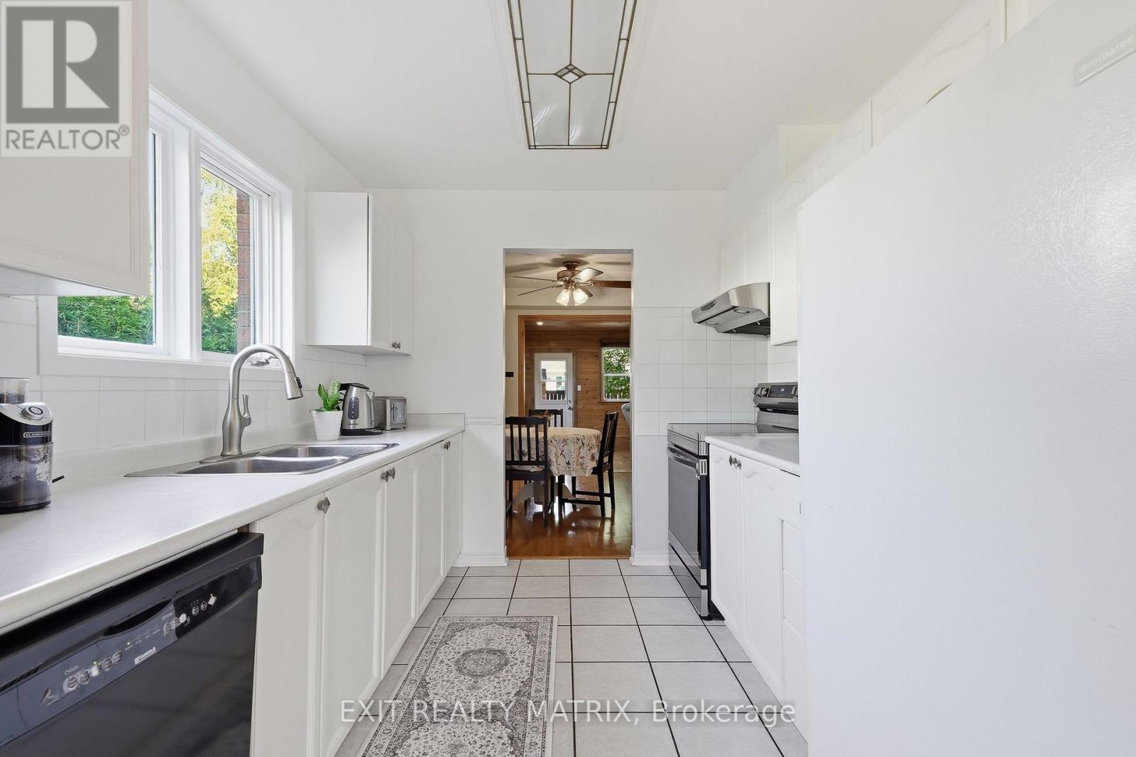 751 Clearcrest Crescent, Ottawa, ON - Indoor Photo Showing Kitchen With Double Sink