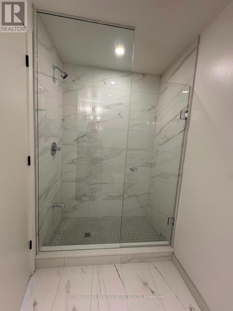 2510 - 28 Interchange Way, Vaughan, ON - Indoor Photo Showing Bathroom