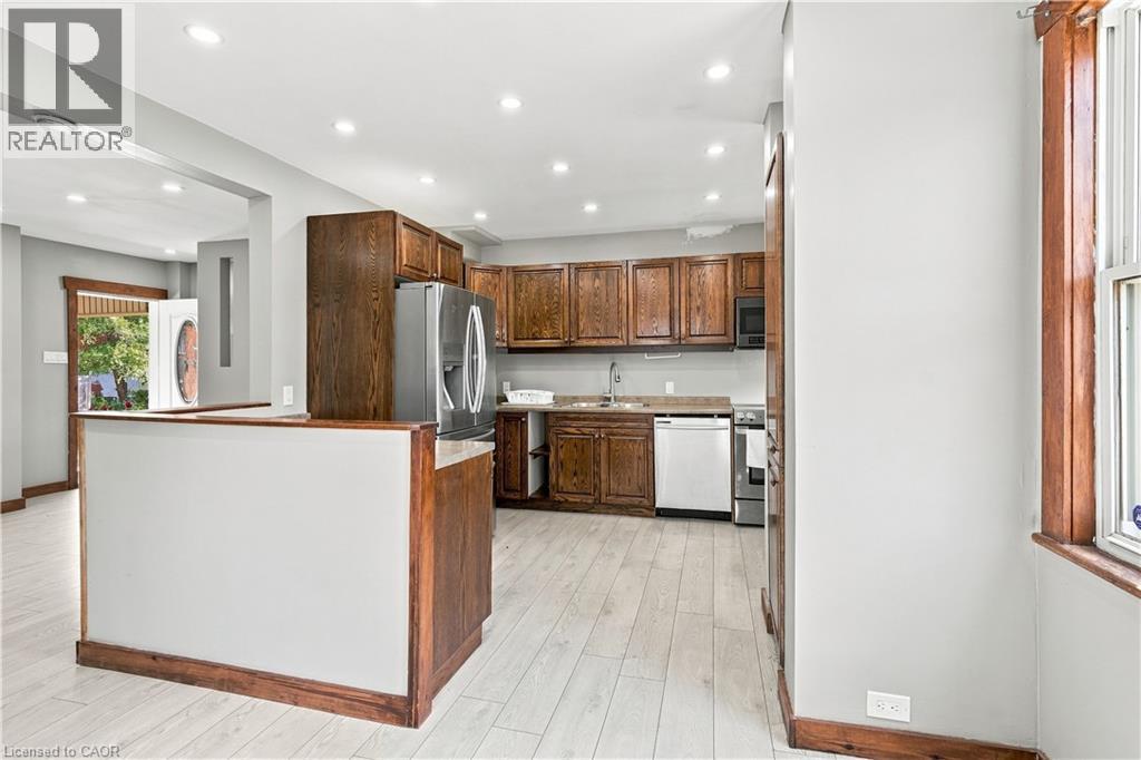 570 Cannon Street E, Hamilton, ON - Indoor Photo Showing Kitchen