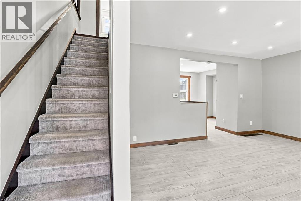 570 Cannon Street E, Hamilton, ON - Indoor Photo Showing Other Room