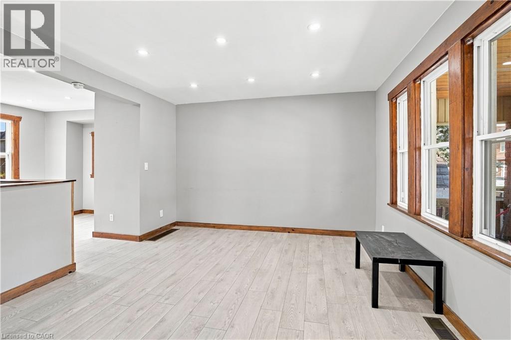 570 Cannon Street E, Hamilton, ON - Indoor Photo Showing Other Room
