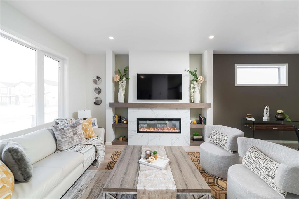 81 Ken Oblik Drive, Winnipeg, MB - Indoor Photo Showing Living Room With Fireplace