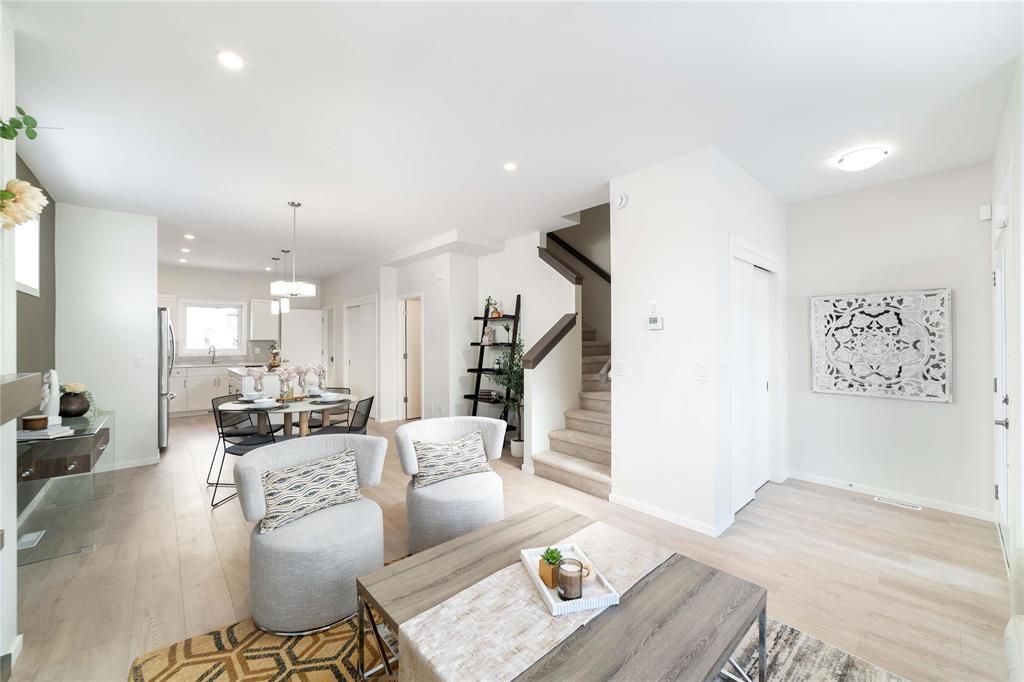 81 Ken Oblik Drive, Winnipeg, MB - Indoor Photo Showing Living Room