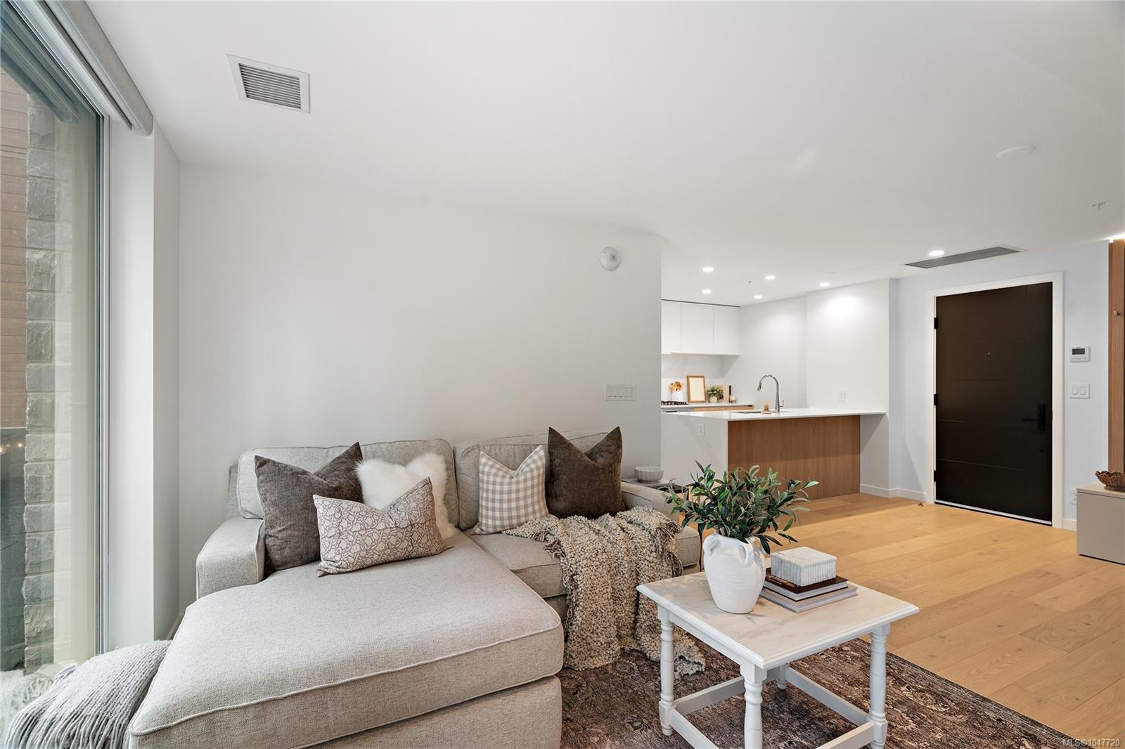 #222-2000 Hannington Rd, Langford, BC - Indoor Photo Showing Living Room