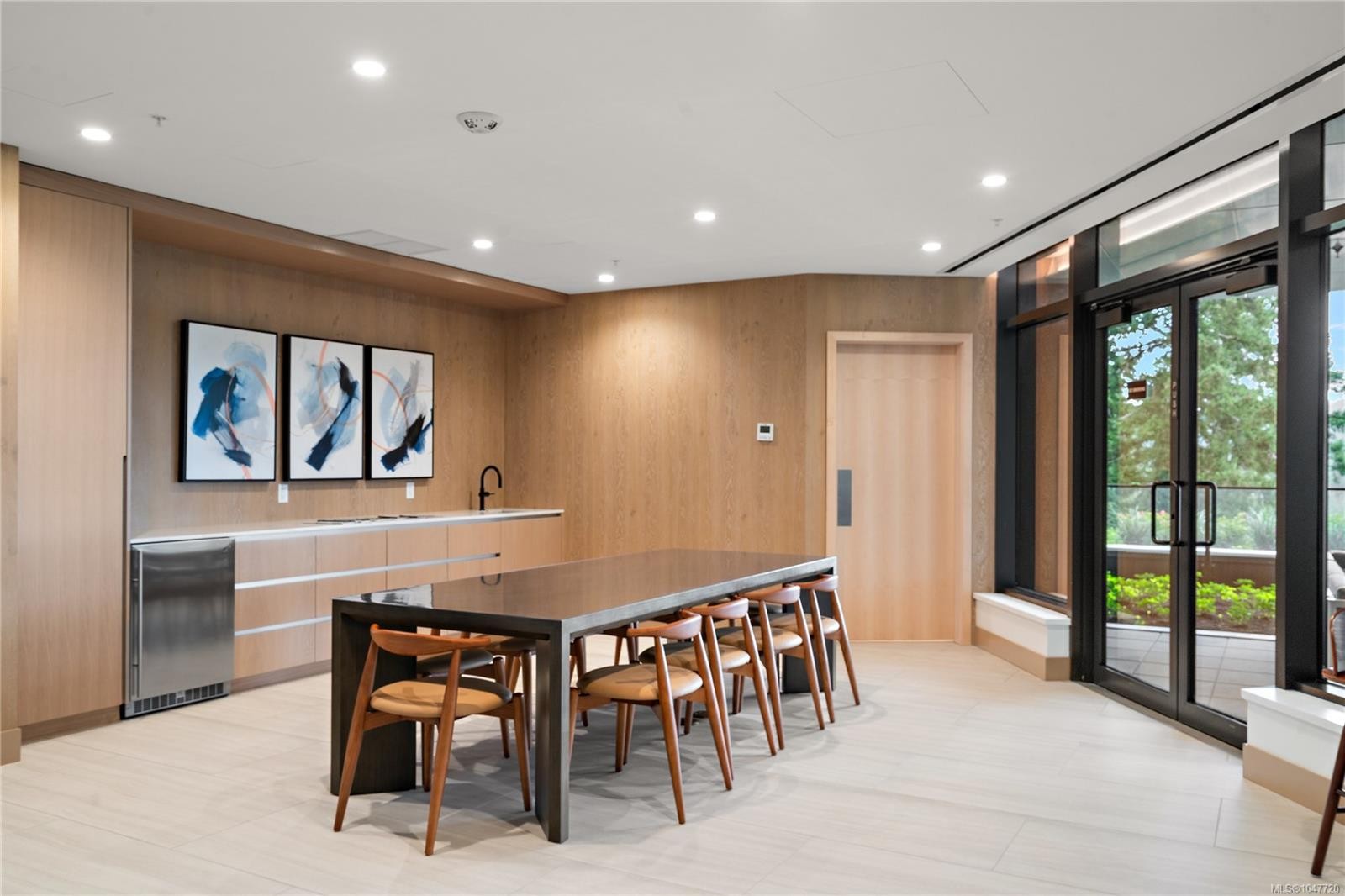 #222-2000 Hannington Rd, Langford, BC - Indoor