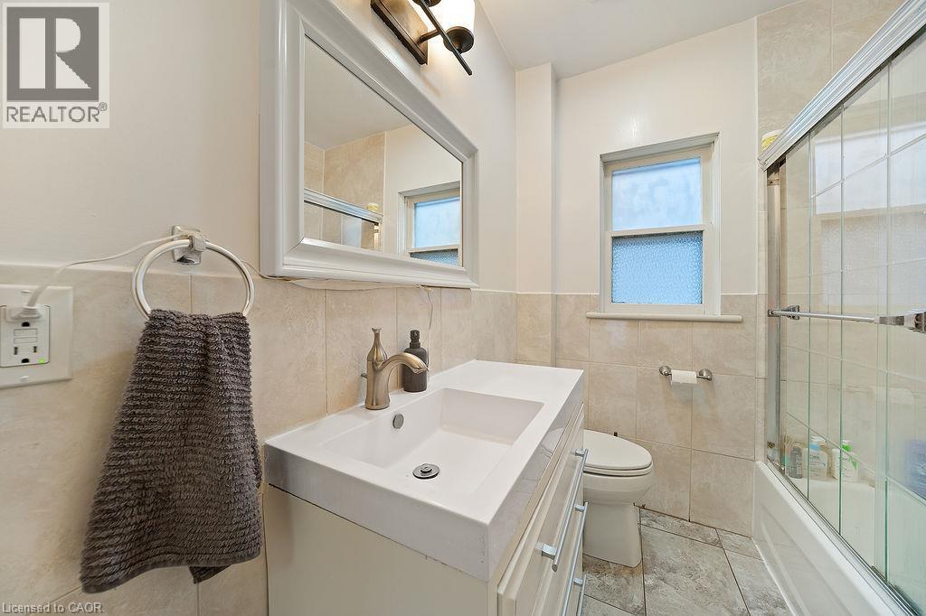 82 Whitney Avenue, Hamilton, ON - Indoor Photo Showing Bathroom