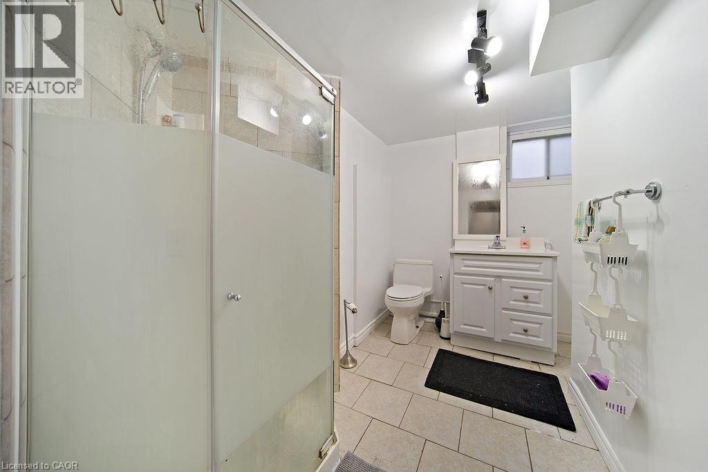 82 Whitney Avenue, Hamilton, ON - Indoor Photo Showing Bathroom