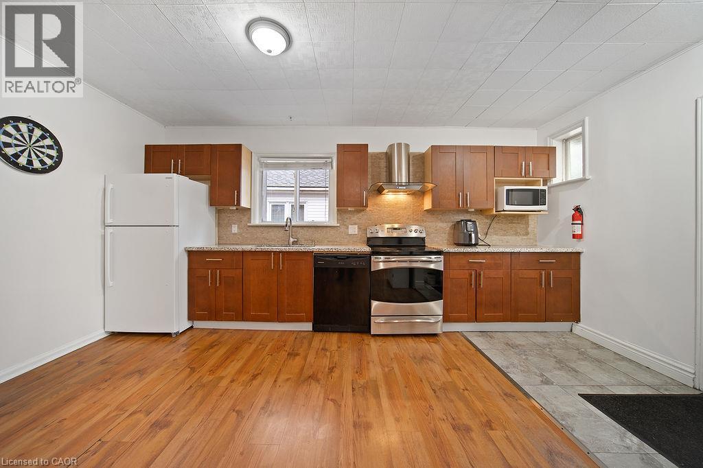 82 Whitney Avenue, Hamilton, ON - Indoor Photo Showing Kitchen