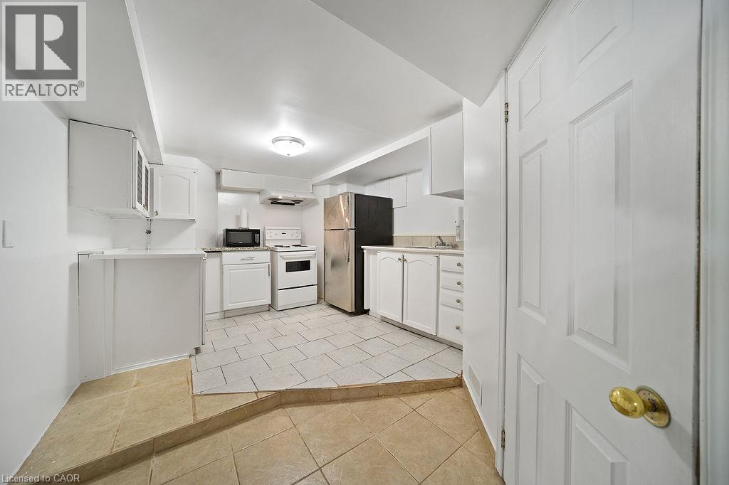 82 Whitney Avenue, Hamilton, ON - Indoor Photo Showing Kitchen