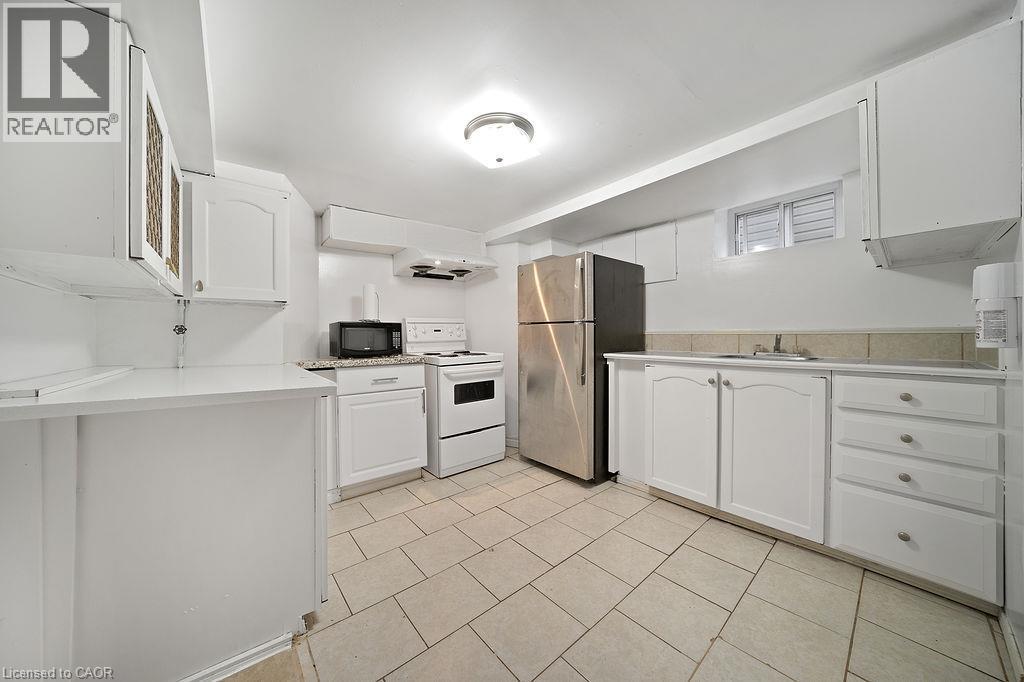 82 Whitney Avenue, Hamilton, ON - Indoor Photo Showing Kitchen