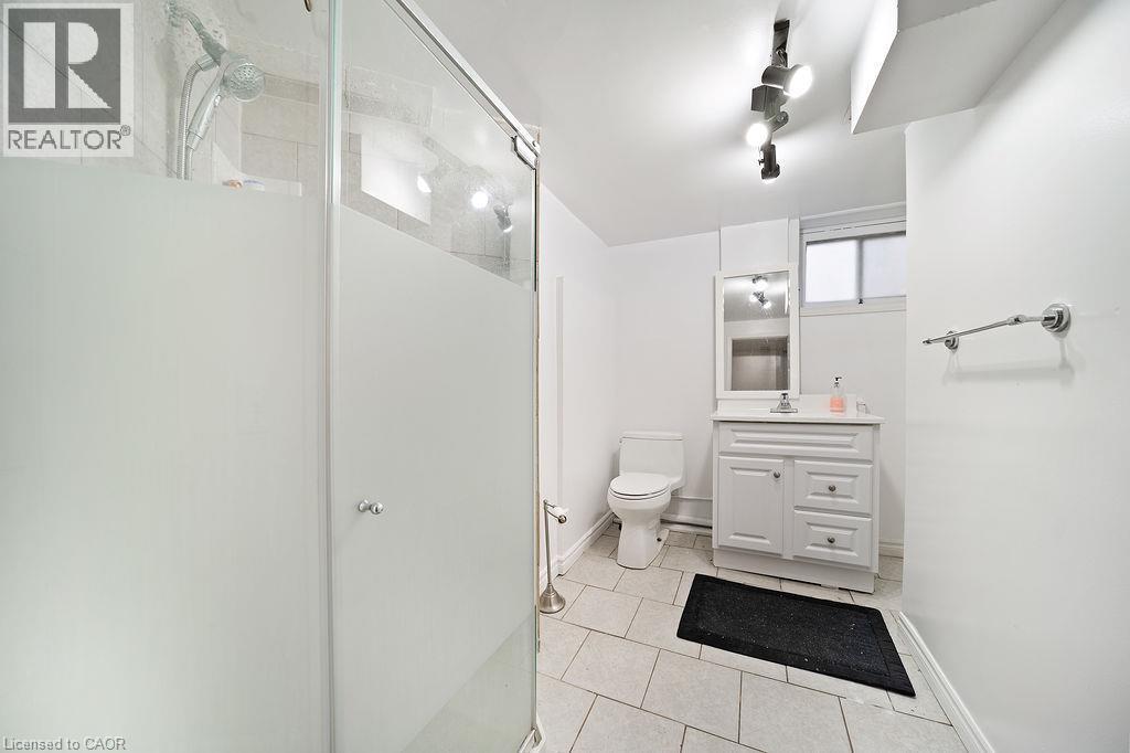 82 Whitney Avenue, Hamilton, ON - Indoor Photo Showing Bathroom