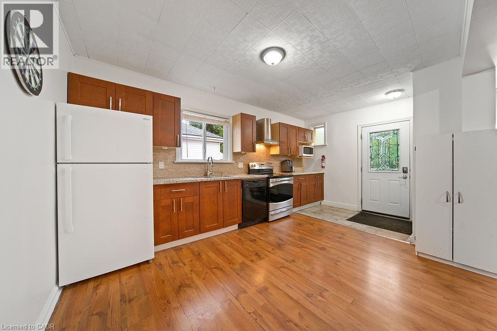 82 Whitney Avenue, Hamilton, ON - Indoor Photo Showing Kitchen