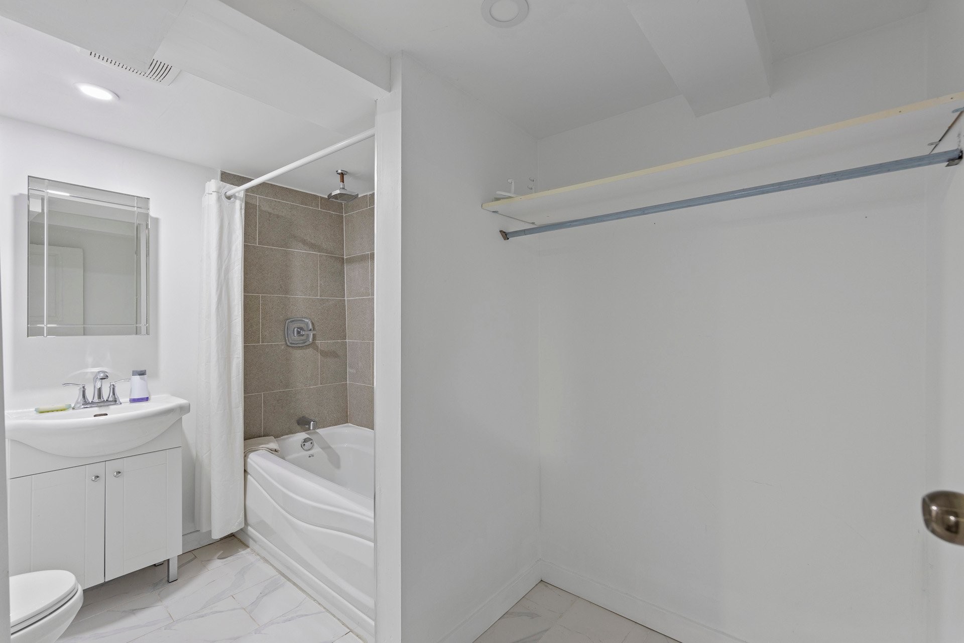 Salle de bains - B-3880 Rue Mackenzie, Montréal (Côte-Des-Neiges/Notre-Dame-De-Grâce), QC - Indoor Photo Showing Bathroom