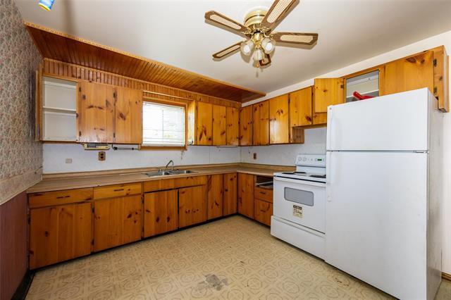 455 Jemima St, Selkirk, MB - Indoor Photo Showing Kitchen With Double Sink