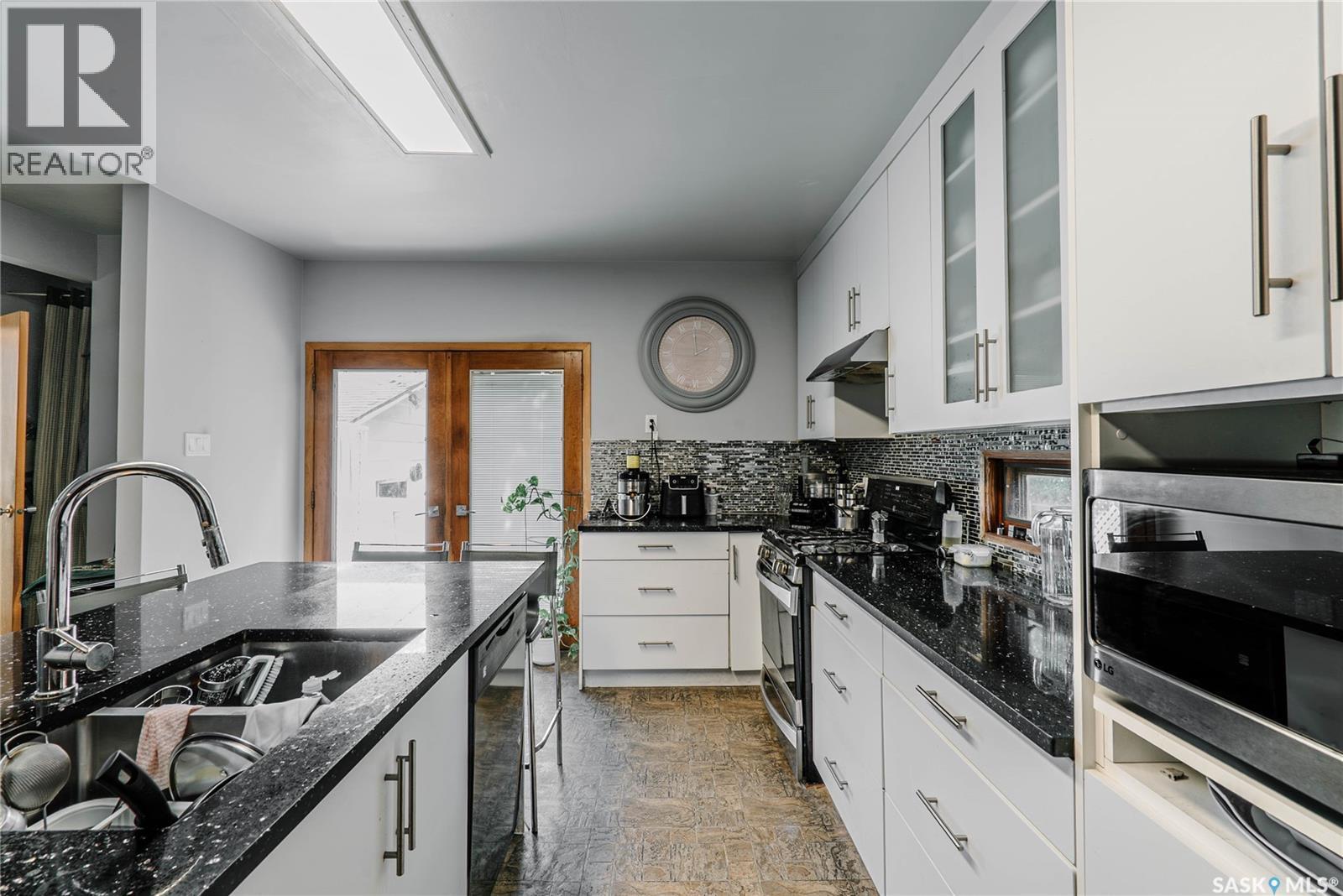 101 106Th Street W, Saskatoon, SK - Indoor Photo Showing Kitchen With Upgraded Kitchen