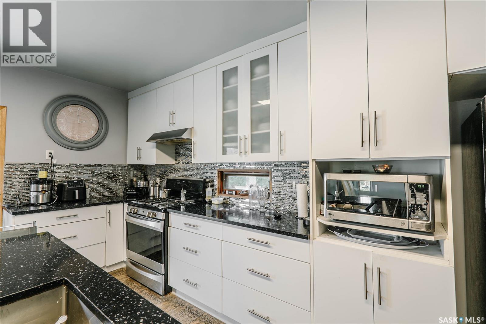 101 106Th Street W, Saskatoon, SK - Indoor Photo Showing Kitchen With Upgraded Kitchen
