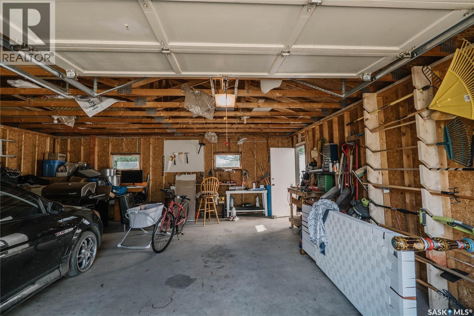 101 106Th Street W, Saskatoon, SK - Indoor Photo Showing Garage
