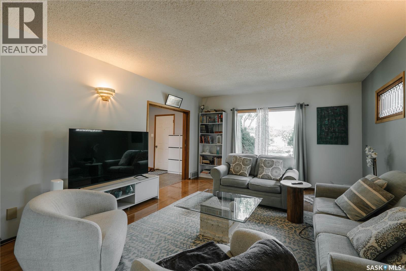 101 106Th Street W, Saskatoon, SK - Indoor Photo Showing Living Room
