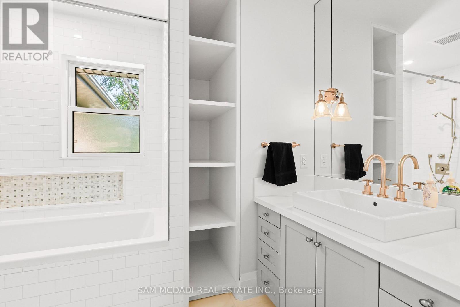 1613 Wembury Road, Mississauga, ON - Indoor Photo Showing Bathroom