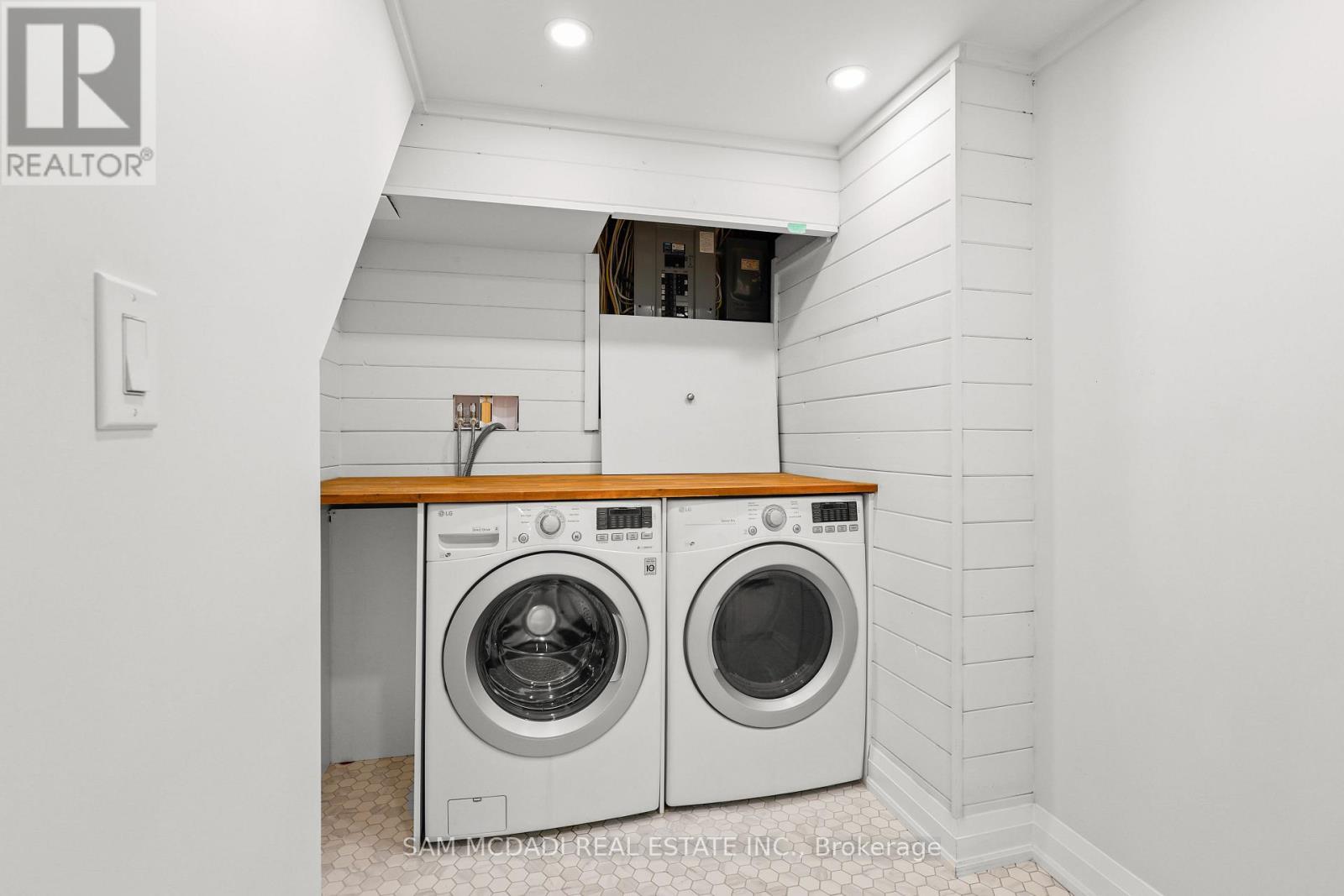 1613 Wembury Road, Mississauga, ON - Indoor Photo Showing Laundry Room