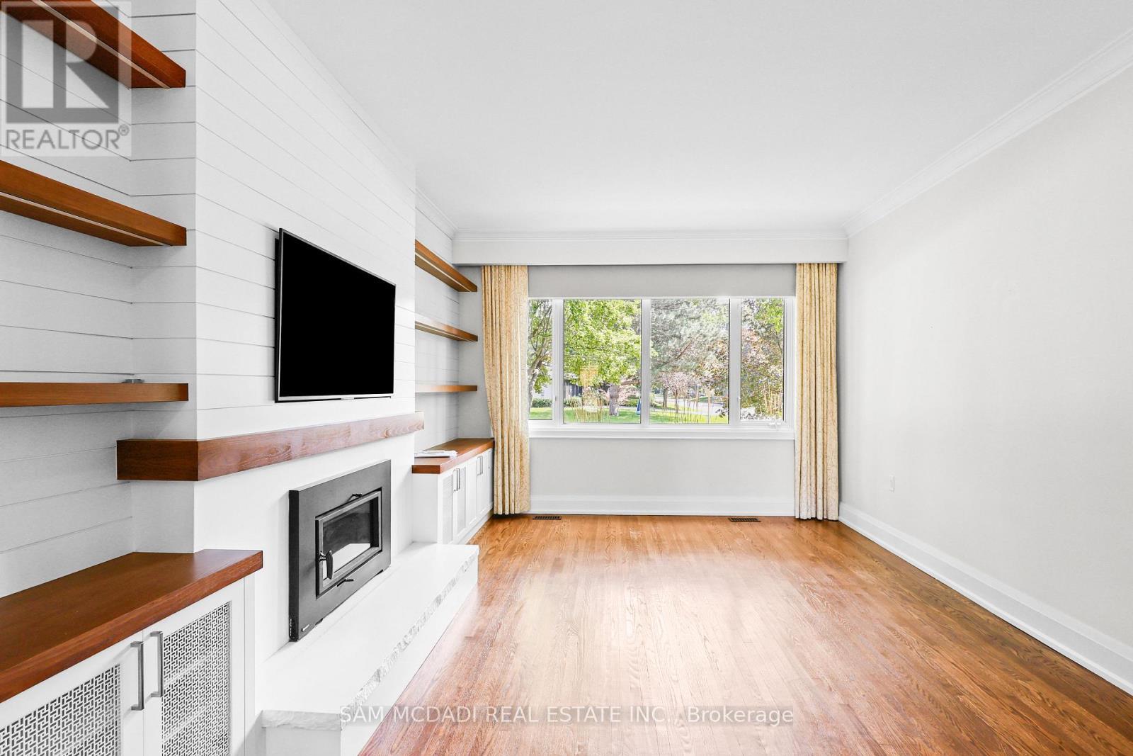 1613 Wembury Road, Mississauga, ON - Indoor With Fireplace