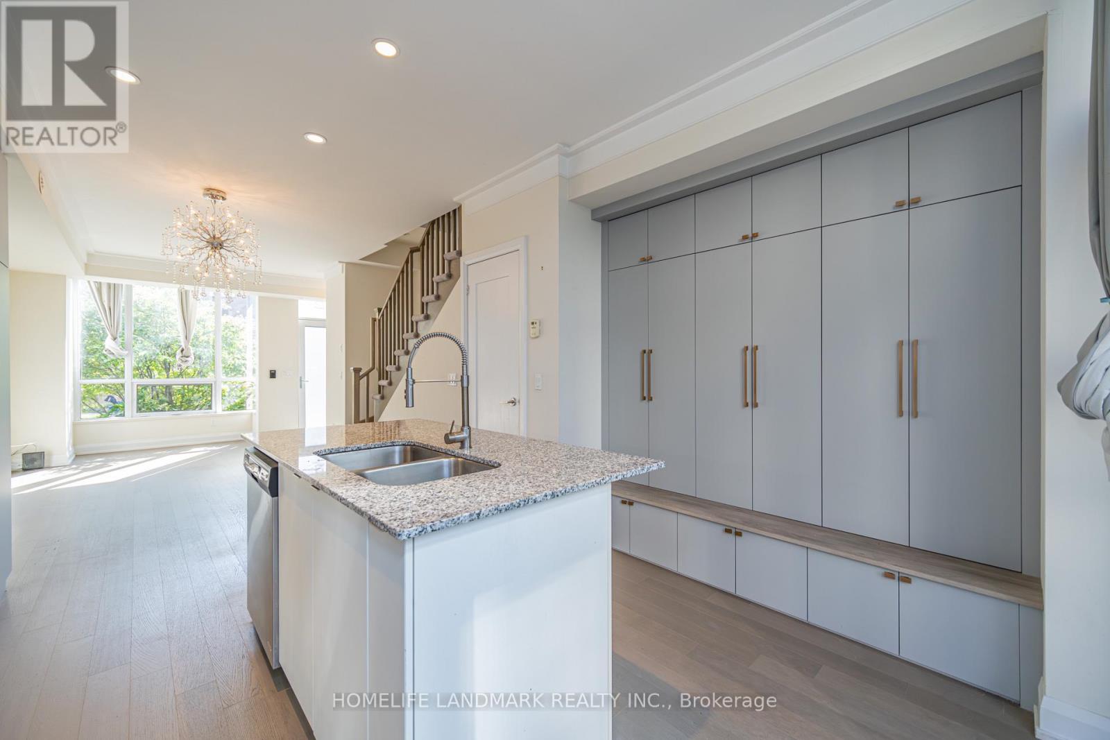 Th12 - 18 Graydon Hall Drive, Toronto, ON - Indoor Photo Showing Kitchen With Double Sink