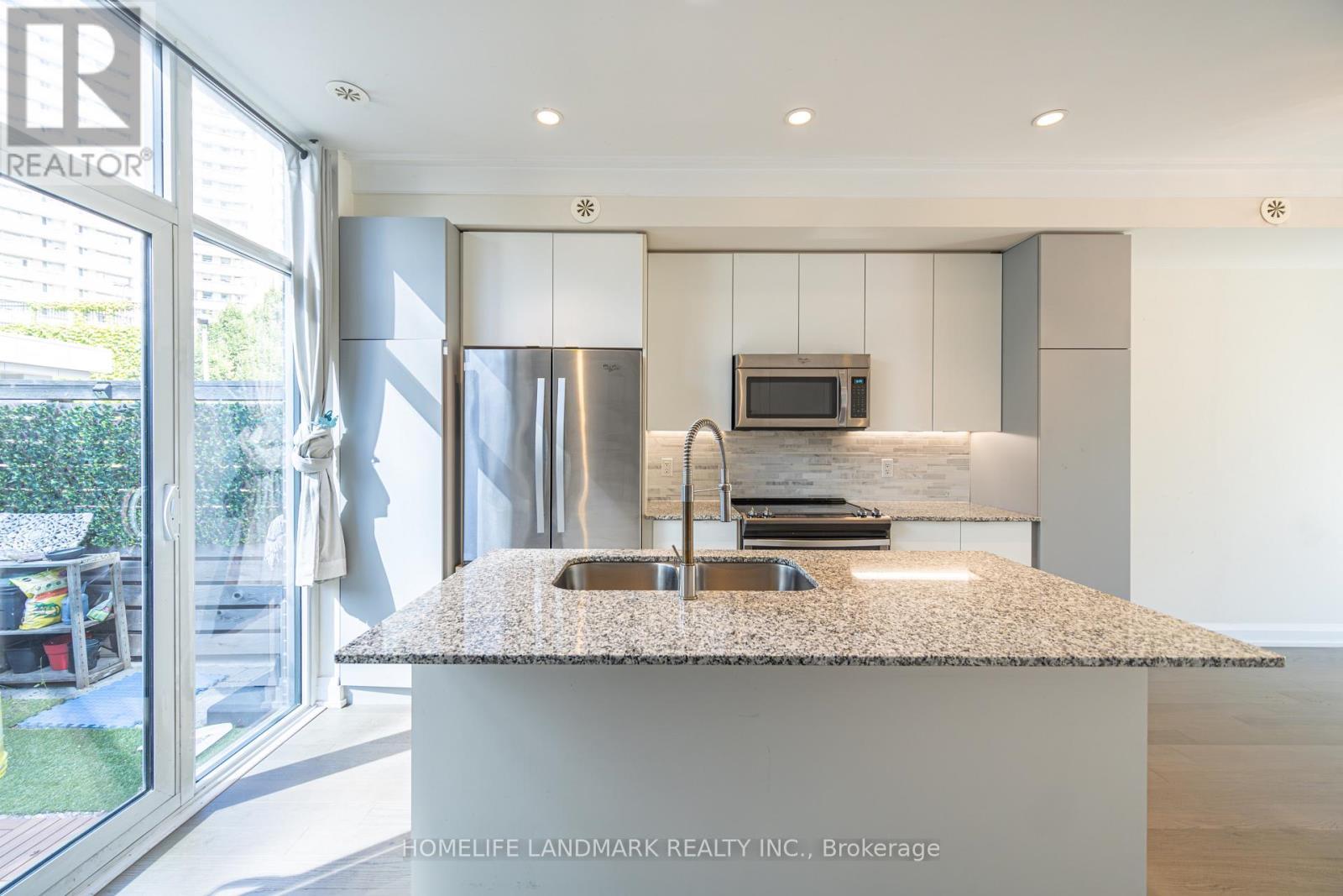 Th12 - 18 Graydon Hall Drive, Toronto, ON - Indoor Photo Showing Kitchen With Double Sink With Upgraded Kitchen