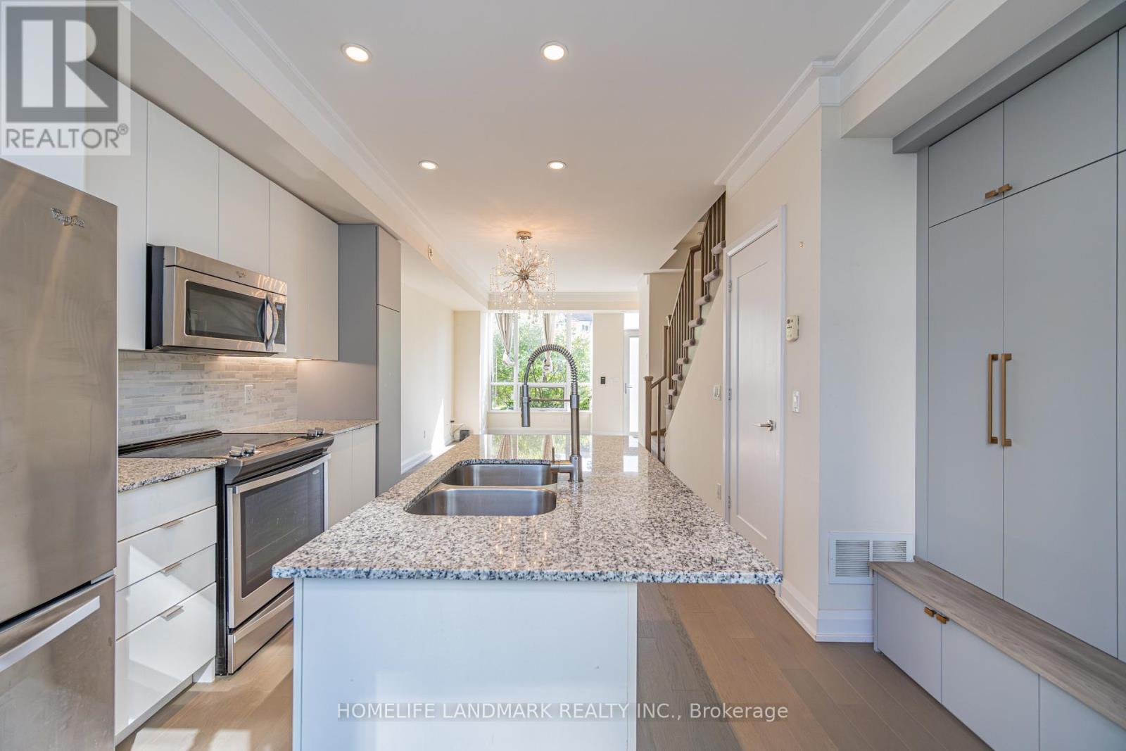 Th12 - 18 Graydon Hall Drive, Toronto, ON - Indoor Photo Showing Kitchen With Double Sink With Upgraded Kitchen