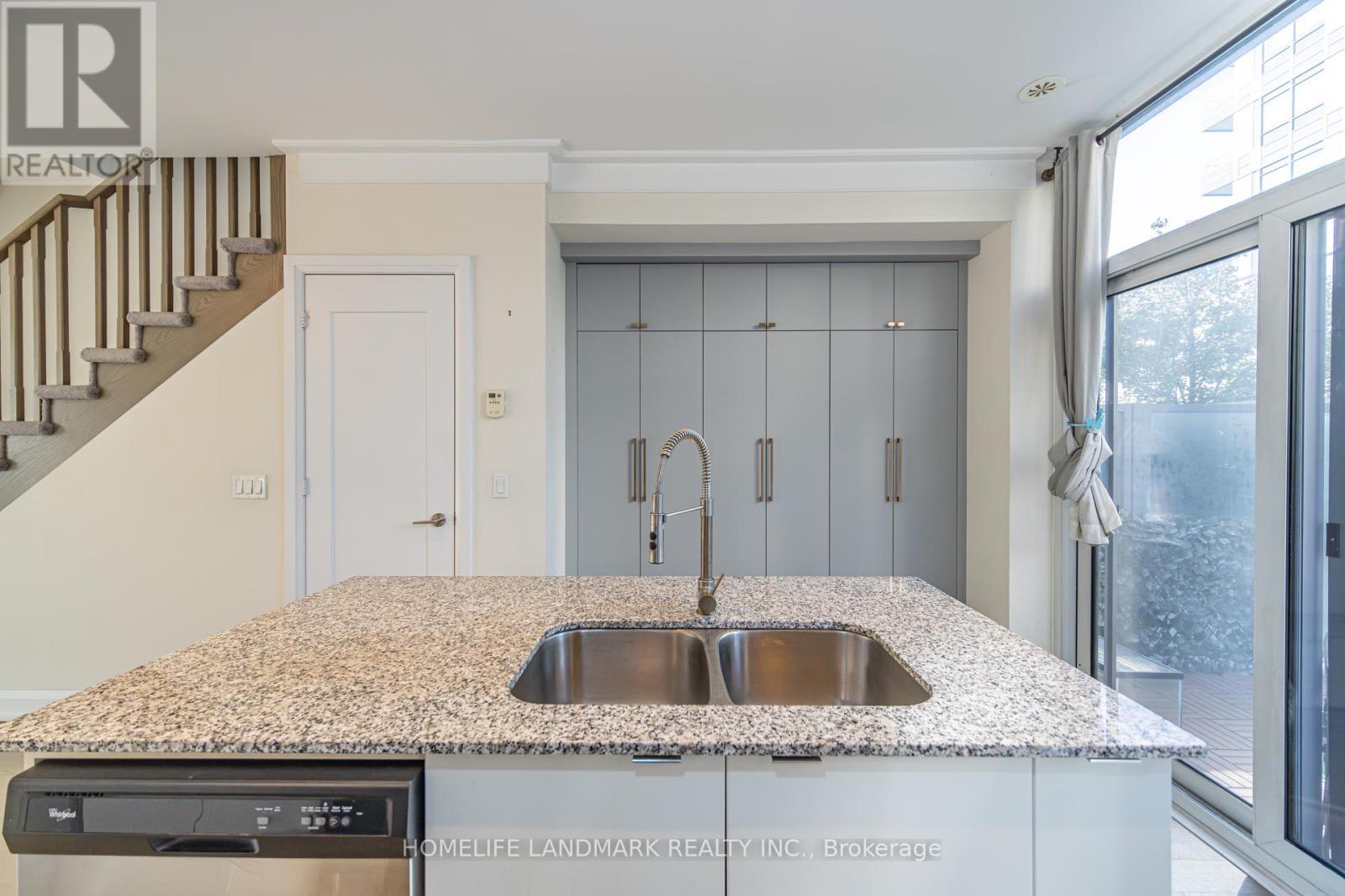Th12 - 18 Graydon Hall Drive, Toronto, ON - Indoor Photo Showing Kitchen With Double Sink With Upgraded Kitchen