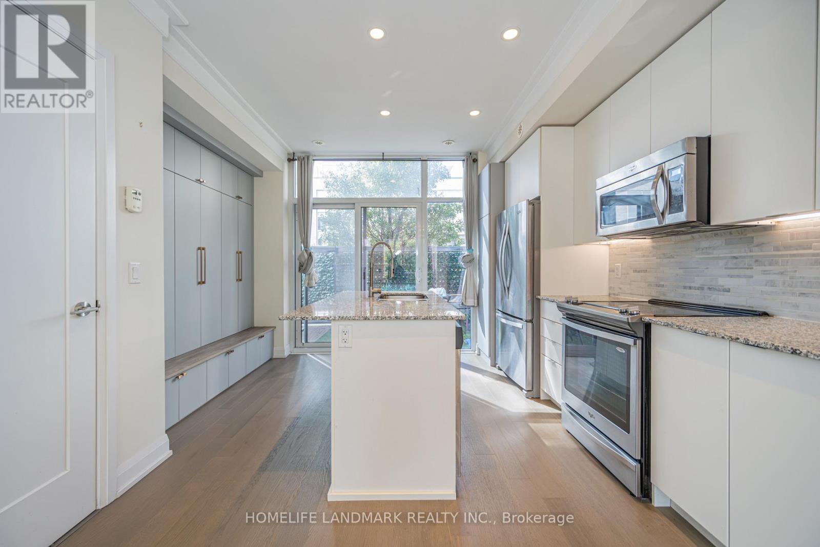 Th12 - 18 Graydon Hall Drive, Toronto, ON - Indoor Photo Showing Kitchen With Upgraded Kitchen