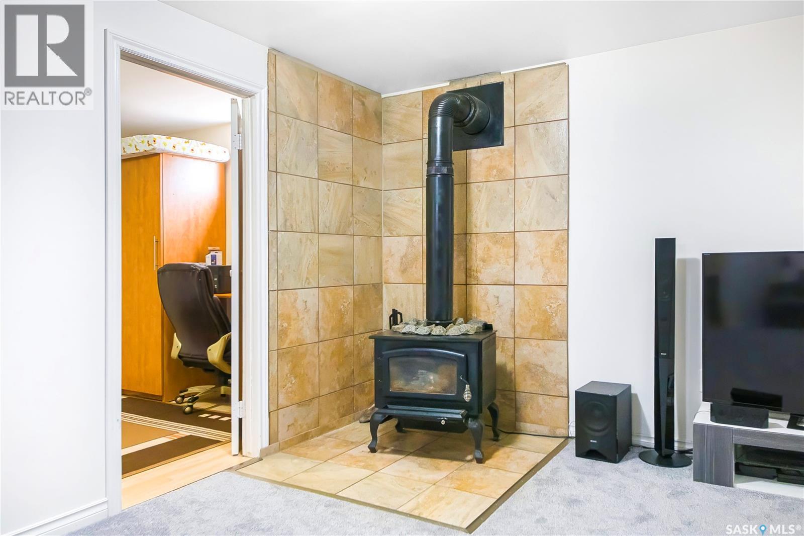 316 3Rd Avenue, Meacham, SK - Indoor With Fireplace