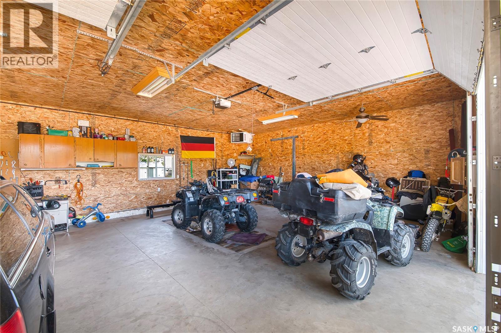 316 3Rd Avenue, Meacham, SK - Indoor Photo Showing Garage