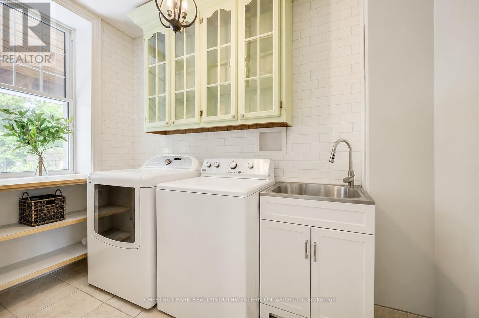 35 Schweitzer Street, Kitchener, ON - Indoor Photo Showing Laundry Room