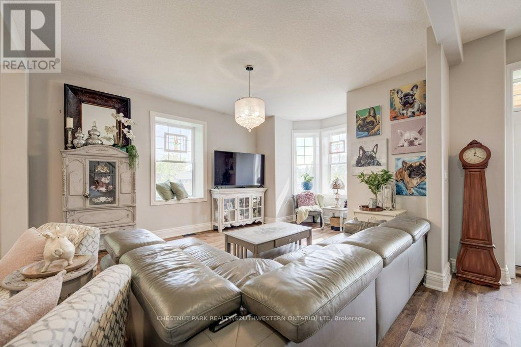 35 Schweitzer Street, Kitchener, ON - Indoor Photo Showing Living Room