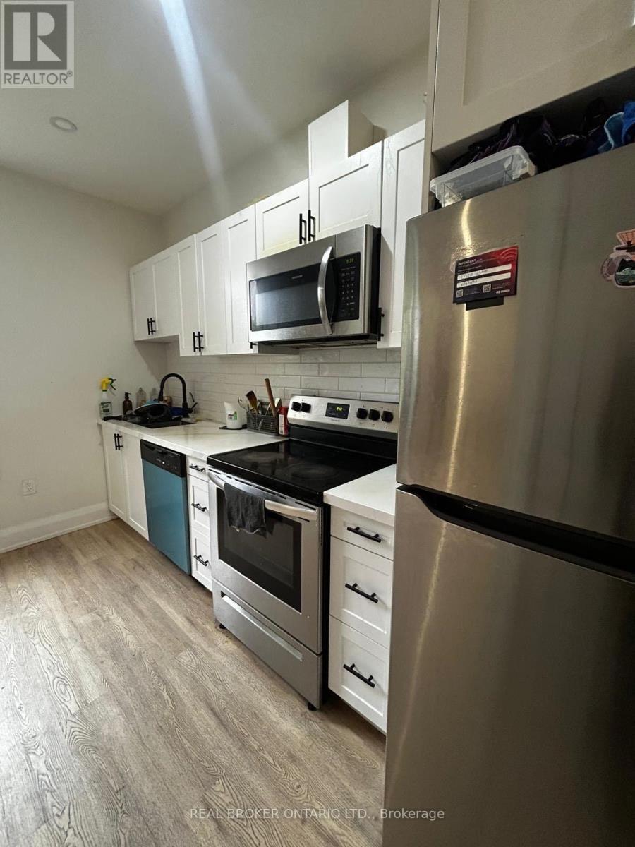 30 Victoria Avenue N, Hamilton, ON - Indoor Photo Showing Kitchen