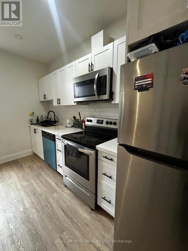 30 Victoria Avenue N, Hamilton, ON - Indoor Photo Showing Kitchen