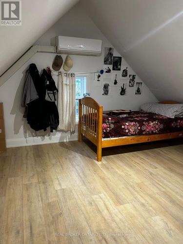30 Victoria Avenue N, Hamilton, ON - Indoor Photo Showing Bedroom